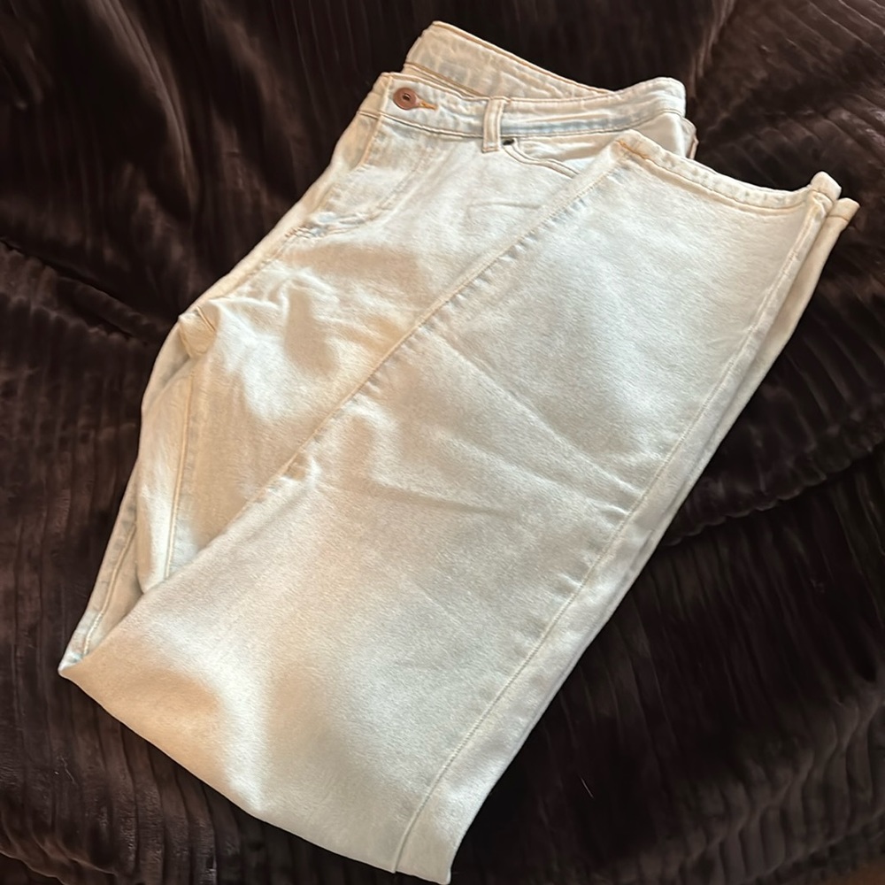 Size 38 men’s light- washed jeans from fashion nova